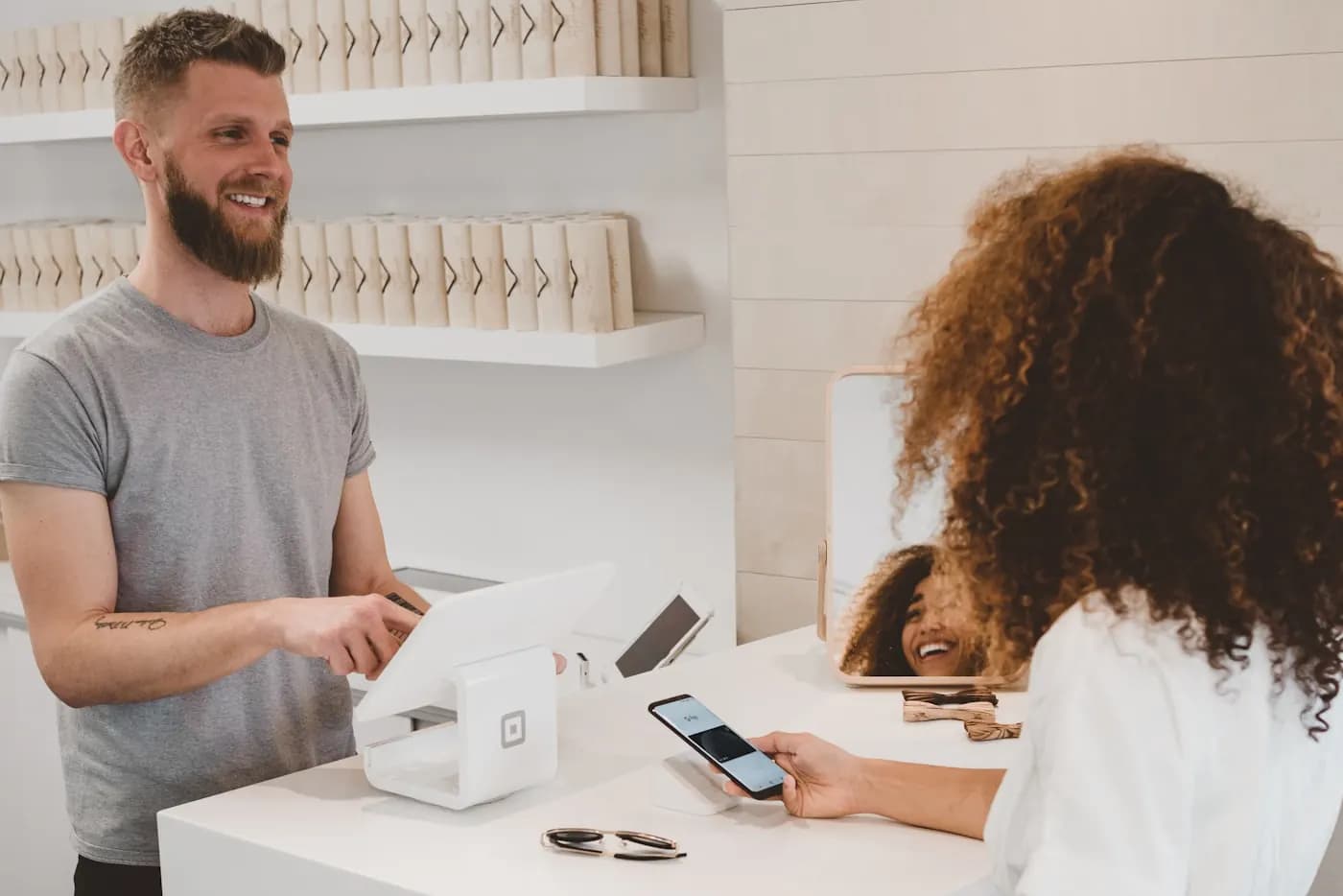 Persona che usa un telefono per un servizio digitale
