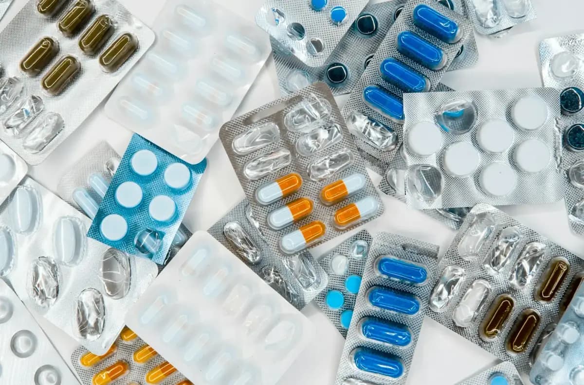Farmacista impegnato al bancone