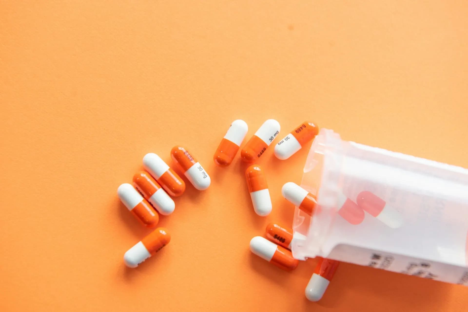 Interno di una farmacia con scaffali e bancone
