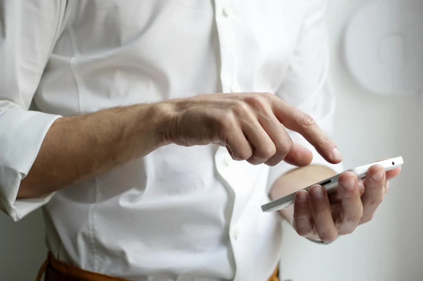 Persona in camicia che usa uno smartphone