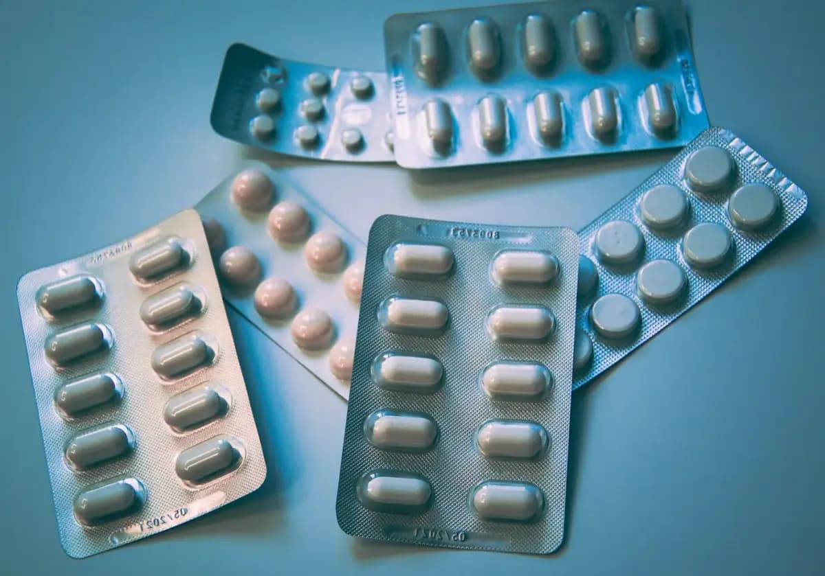 Prodotti e preparati su uno scaffale di farmacia